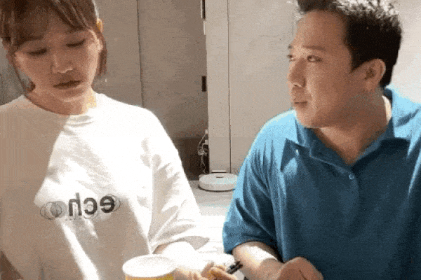 Hari Won khó chịu ra mặt còn Trấn Thành xin cộng đồng mạng đừng soi mói: Chuyện gì đây?