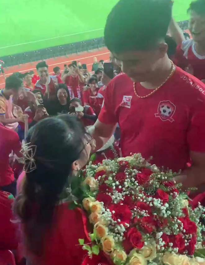 Rủ bạn gái đi xem bóng đá, thanh niên tạo bất ngờ ở phút thứ 40 khiến SVĐ Lạch Tray vỡ òa-2