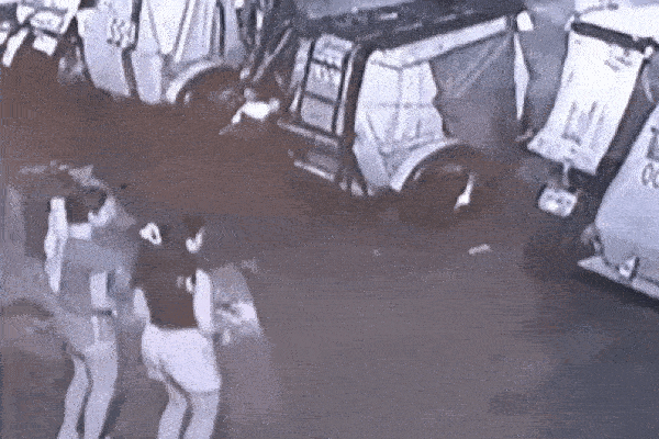 Hai cô gái bị cướp lấy điện thoại khi đang quay tiktok