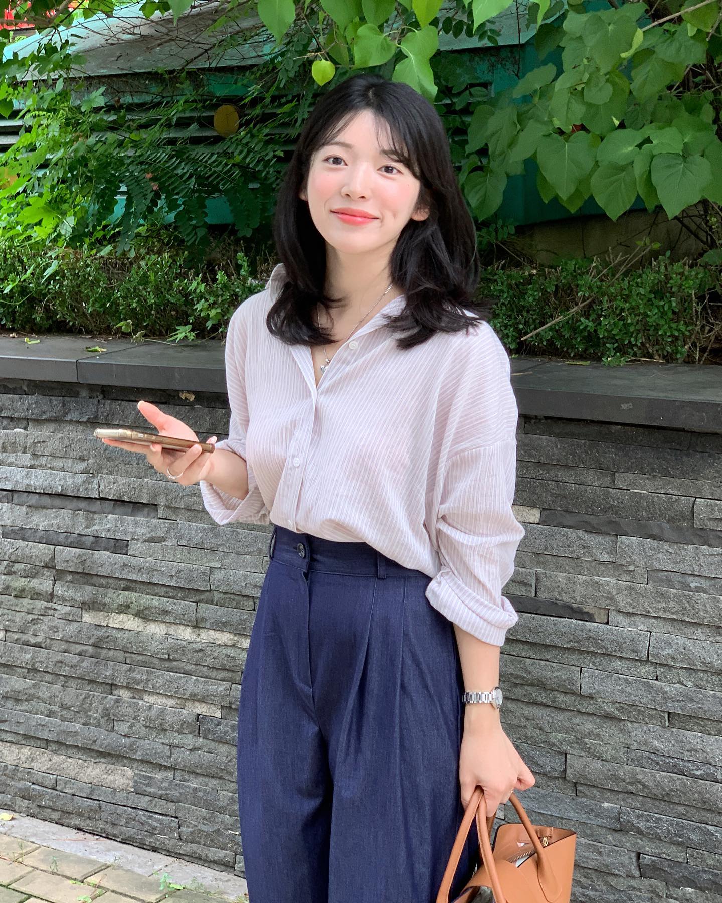 Tham khảo cách phối áo sơ mi và quần ống rộng đẹp-4