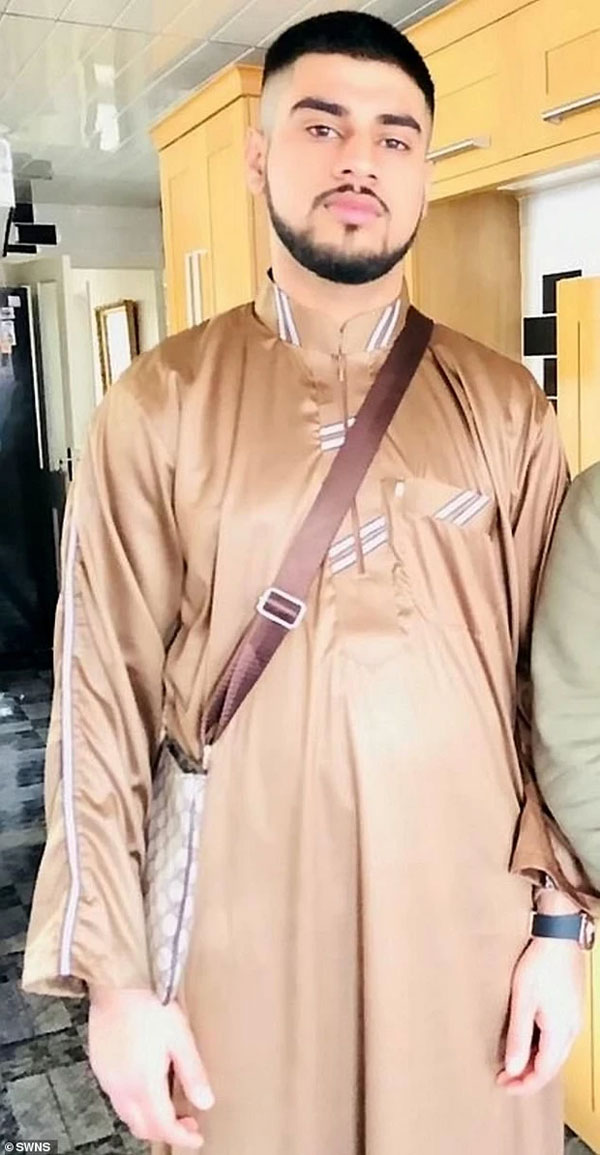 Lạnh người khoảnh khắc nữ TikToker vừa đi vừa lướt điện thoại vui vẻ cùng bạn bè sau khi đâm chết người-2