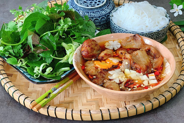 Vụ quán bún chả ở Hà Nội bị tố rửa thịt bằng nước than: Xử phạt chủ quán 3,5 triệu đồng-3