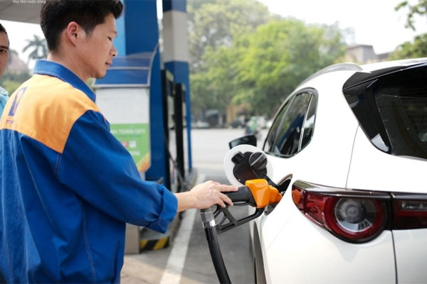 Giá xăng dầu lại tăng, có loại tăng hơn 1.800 đồng/lít-1