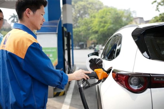 Giá xăng có thể tiếp tục tăng gần 1.000 đồng/lít