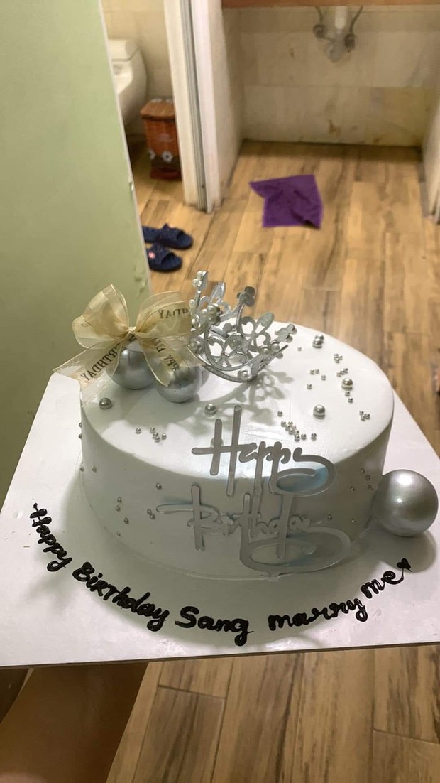 Nhờ chủ tiệm viết lên bánh kem dòng chữ để cầu hôn, cô gái sang chấn tâm lý khi thấy thành phẩm-1