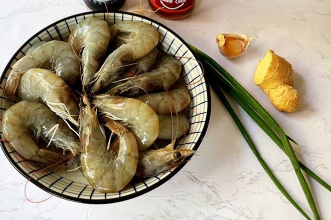 Luộc tôm cho thêm 1 thìa nước này tôm càng thơm nức, lên màu đỏ đẹp như ngoài hàng-1