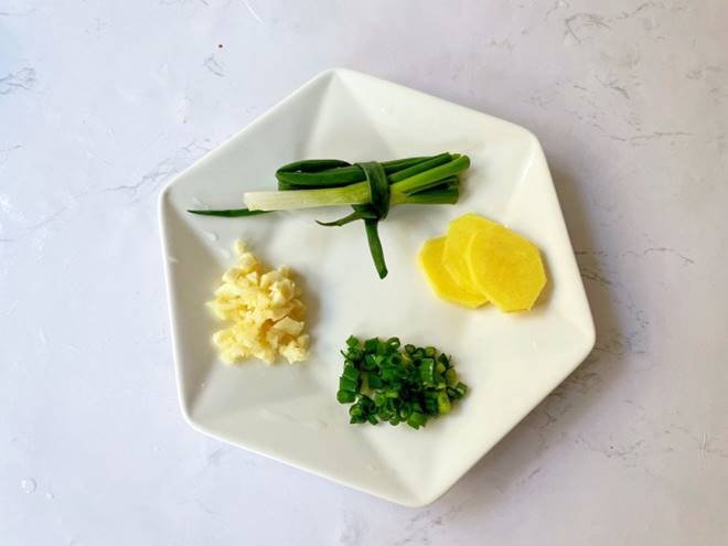 Luộc tôm cho thêm 1 thìa nước này tôm càng thơm nức, lên màu đỏ đẹp như ngoài hàng-2