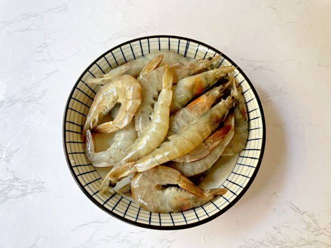 Luộc tôm cho thêm 1 thìa nước này tôm càng thơm nức, lên màu đỏ đẹp như ngoài hàng-3