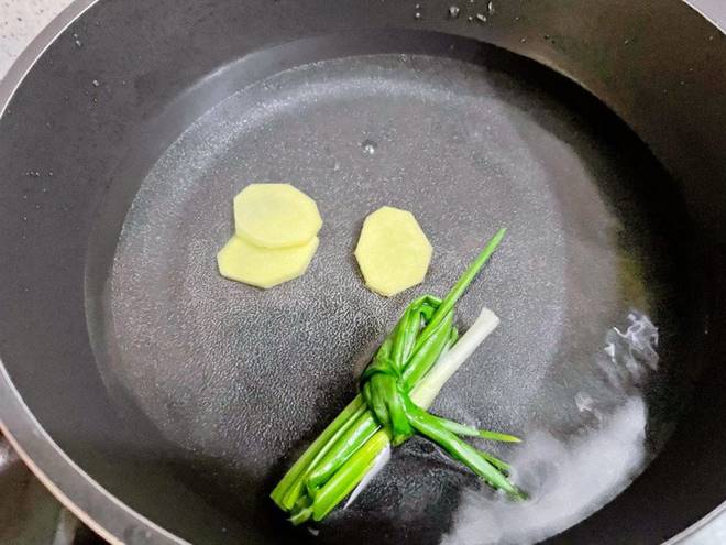 Luộc tôm cho thêm 1 thìa nước này tôm càng thơm nức, lên màu đỏ đẹp như ngoài hàng-4