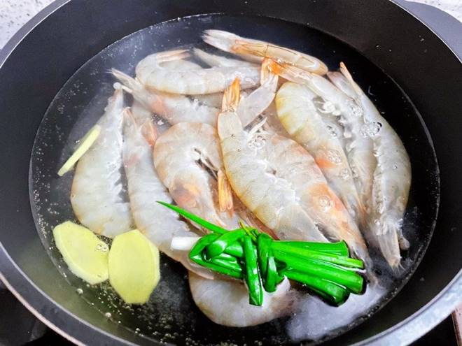 Luộc tôm cho thêm 1 thìa nước này tôm càng thơm nức, lên màu đỏ đẹp như ngoài hàng-5