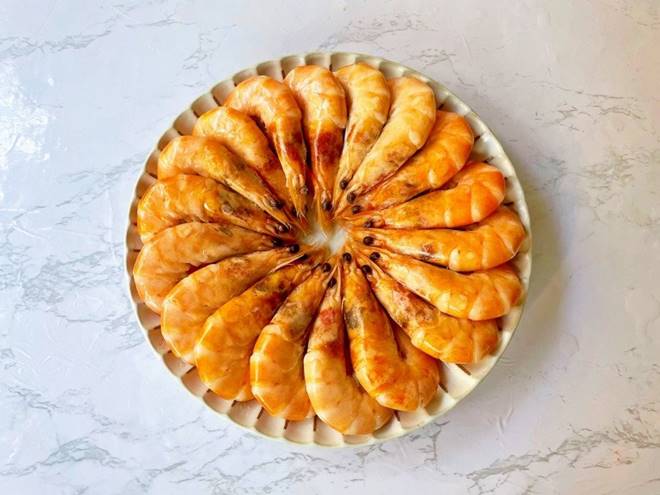 Luộc tôm cho thêm 1 thìa nước này tôm càng thơm nức, lên màu đỏ đẹp như ngoài hàng-6