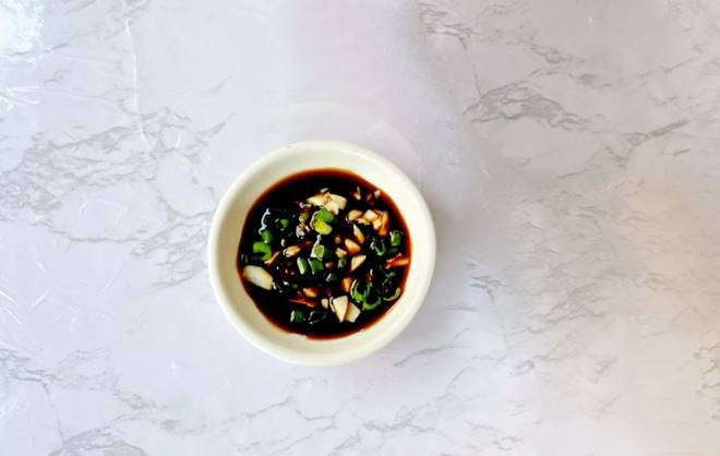 Luộc tôm cho thêm 1 thìa nước này tôm càng thơm nức, lên màu đỏ đẹp như ngoài hàng-7