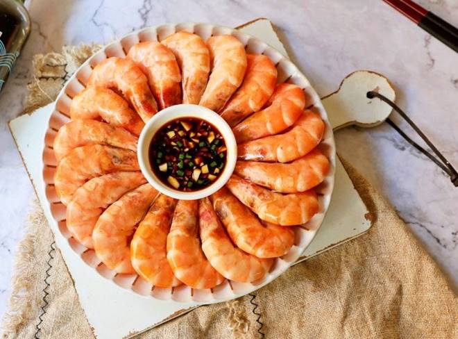 Luộc tôm cho thêm 1 thìa nước này tôm càng thơm nức, lên màu đỏ đẹp như ngoài hàng-8