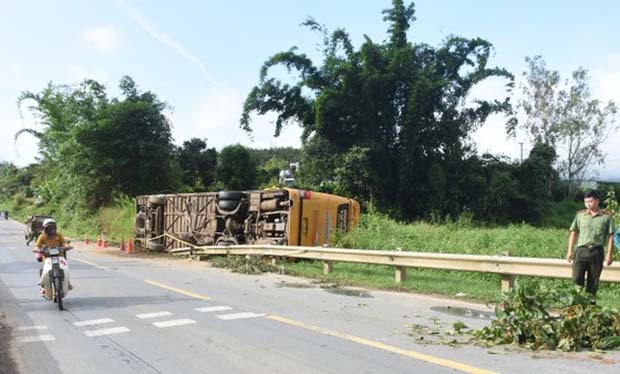 Lật xe khách ở Kon Tum, 5 người thương vong-1