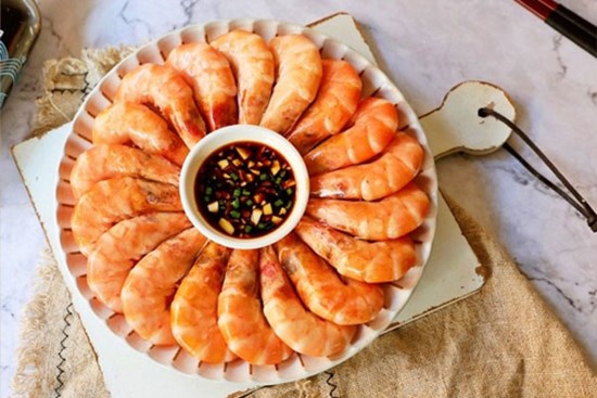 Luộc tôm cho thêm 1 thìa nước này tôm càng thơm nức, lên màu đỏ đẹp như ngoài hàng