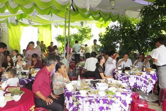 Cả làng đau bụng sau tiệc cưới hơn 500 khách dự ở Quảng Bình