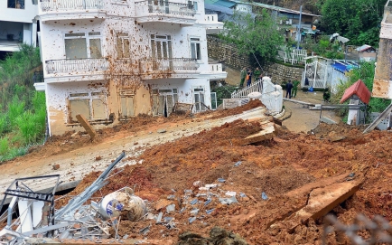 Khắp nơi sạt lở kinh hoàng, vùi lấp nhiều người: Đừng mãi đổ lỗi cho thiên tai-1