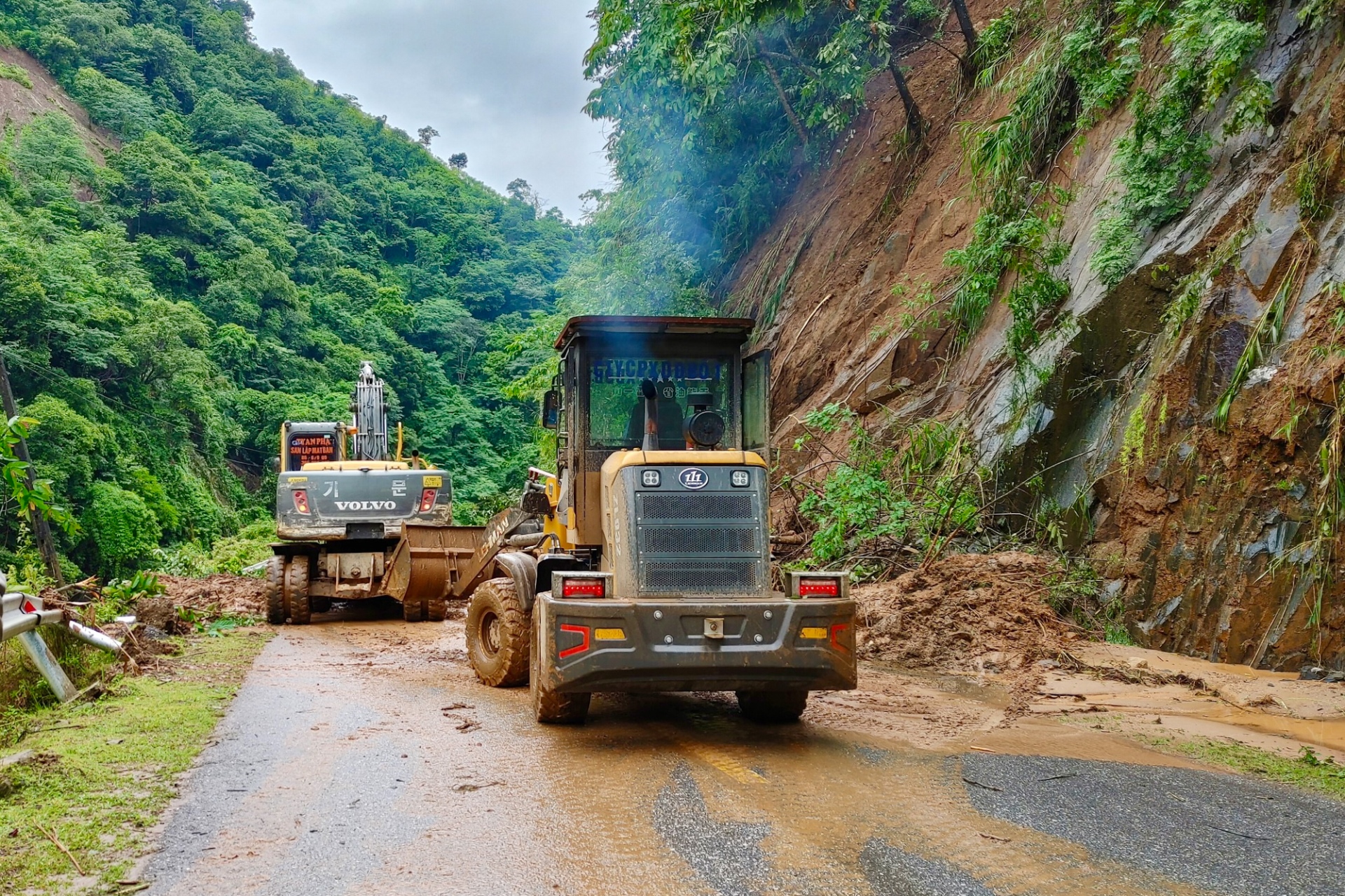 Khắp nơi sạt lở kinh hoàng, vùi lấp nhiều người: Đừng mãi đổ lỗi cho thiên tai-5