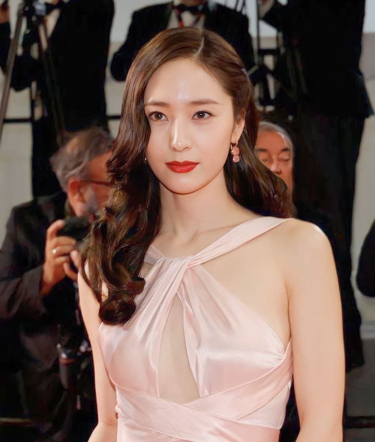 Sao Hàn gợi ý 5 kiểu tóc xoăn sang trọng mà vẫn trẻ trung-9