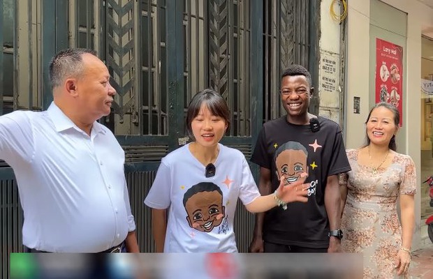 Biểu cảm lần đầu ăn phở của Lindo - bạn thân Quang Linh Vlogs khiến dân tình thắc mắc: Tưởng đâu là người Việt!-1