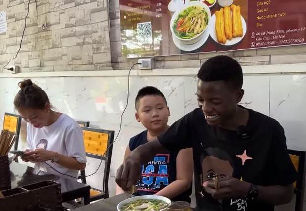 Biểu cảm lần đầu ăn phở của Lindo - bạn thân Quang Linh Vlogs khiến dân tình thắc mắc: Tưởng đâu là người Việt!-2