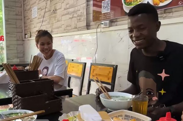 Biểu cảm lần đầu ăn phở của Lindo - bạn thân Quang Linh Vlogs khiến dân tình thắc mắc: Tưởng đâu là người Việt!-4