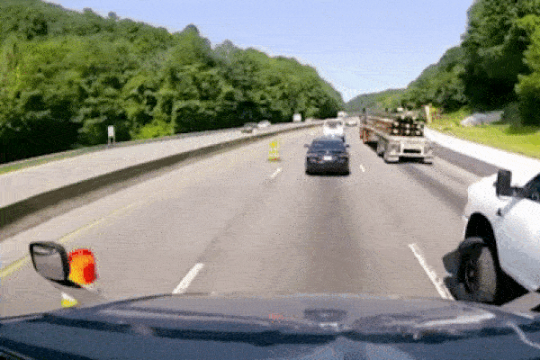 Chuyển làn đột ngột xe bán tải bị chèn giữa hai xe đầu kéo