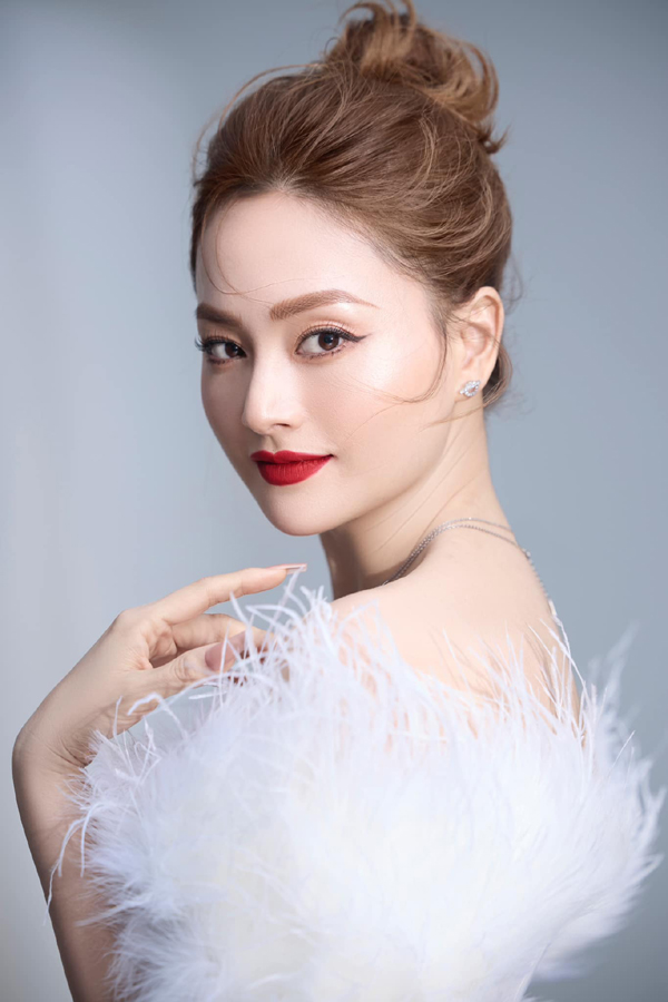 Bất ngờ về mẹ chồng Tây của mỹ nhân vũ trụ VFC Lan Phương: Hiền lành, chịu khó, giúp con dâu từ việc rửa bát-3