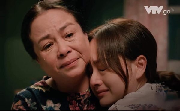 Bất ngờ về mẹ chồng Tây của mỹ nhân vũ trụ VFC Lan Phương: Hiền lành, chịu khó, giúp con dâu từ việc rửa bát-1