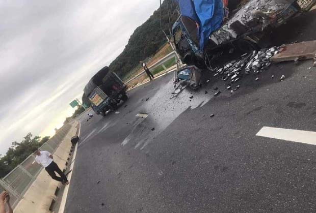 Thay lốp ô tô trên cao tốc, tài xế và thợ sửa bị tông thương vong-1