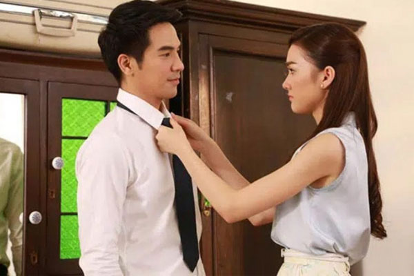 Hạnh phúc khi được chồng tặng hoa, nhưng ngửi thấy mùi dầu gió trên áo anh tôi liền ly hôn-1
