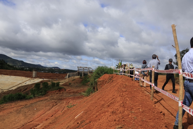 Nhà mới xây 3,7 tỷ sụt lún nghiêm trọng sau 2 tháng tân gia do ảnh hưởng sạt trượt đất hồ chứa nước-2