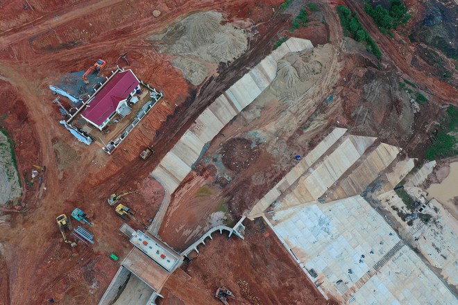 Nhà mới xây 3,7 tỷ sụt lún nghiêm trọng sau 2 tháng tân gia do ảnh hưởng sạt trượt đất hồ chứa nước-3