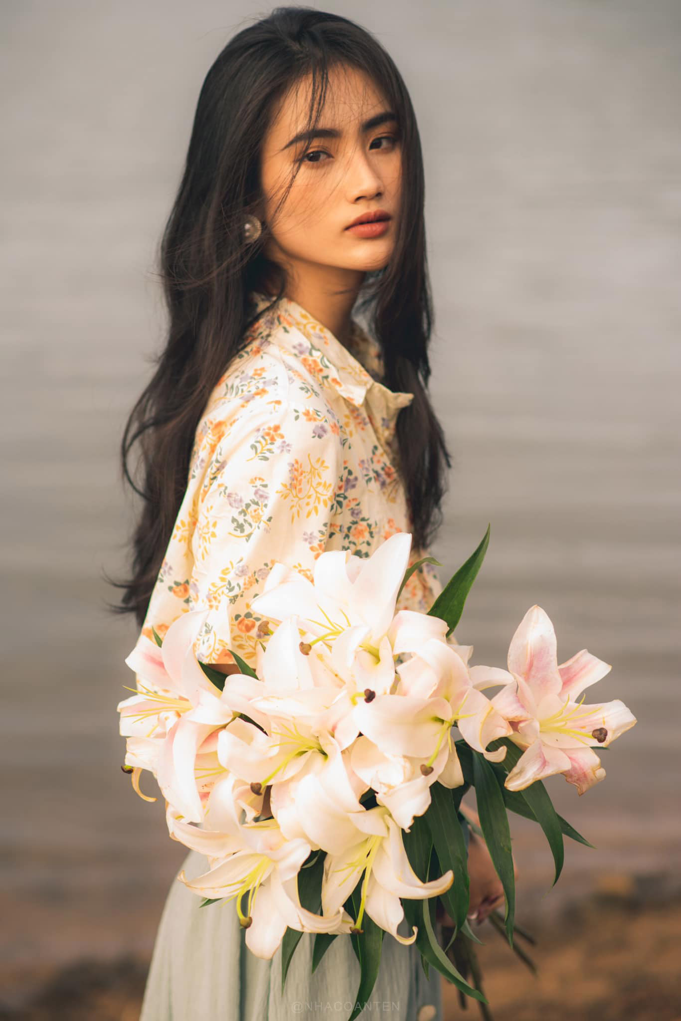 Hoa hậu Ý Nhi có động thái lạ, tháo bỏ 2 danh hiệu trên MXH giữa loạt ồn ào-3