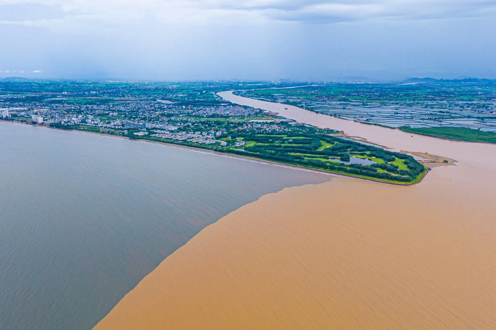 Biển Sầm Sơn lại bị chia đôi-1