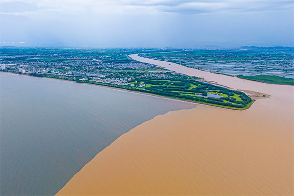 Nghìn người tới tắm biển Sầm Sơn ngày nắng nóng đầu mùa-9