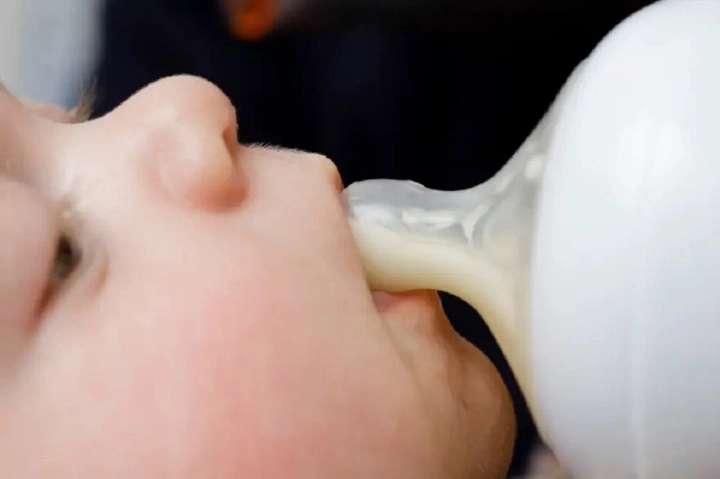 Muốn con nín khóc, mẹ đổ rượu vào bình sữa khiến bé 2 tháng tuổi hôn mê-1