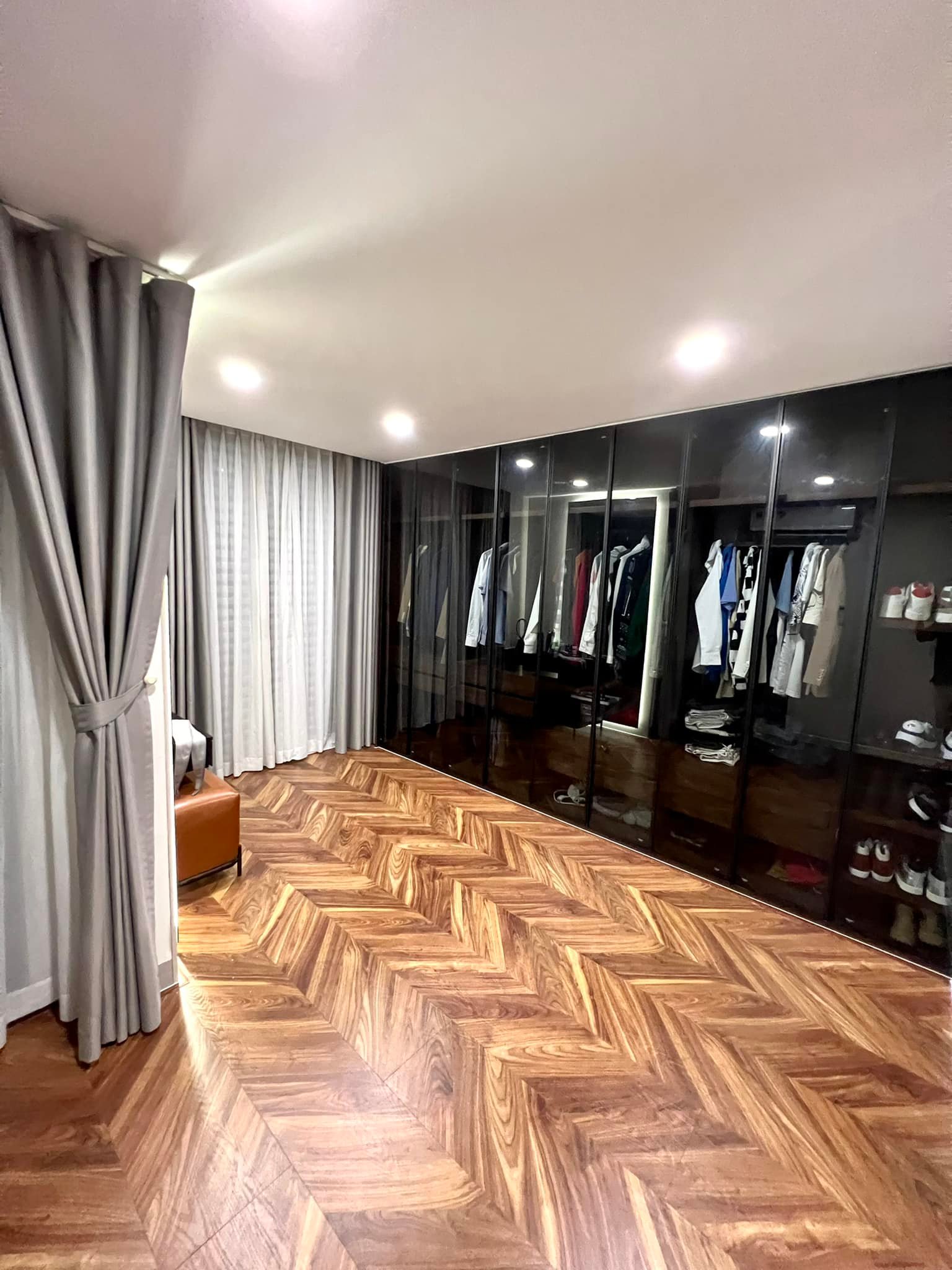 Bên trong biệt thự 23 tỷ đẹp như tranh vẽ của nam ca sĩ vừa kết hôn với bạn gái kém 17 tuổi-2