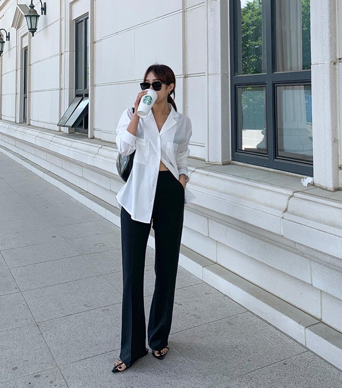 10 cách phối áo trắng với quần đen giúp bạn mặc đẹp trong tích tắc-1