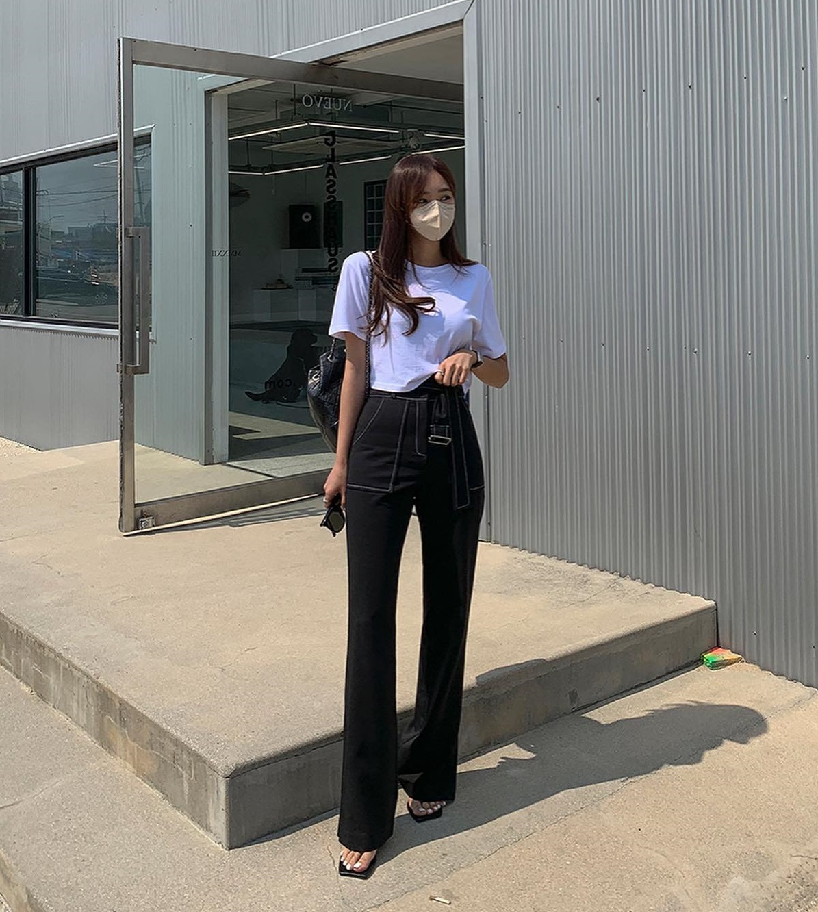 10 cách phối áo trắng với quần đen giúp bạn mặc đẹp trong tích tắc-10