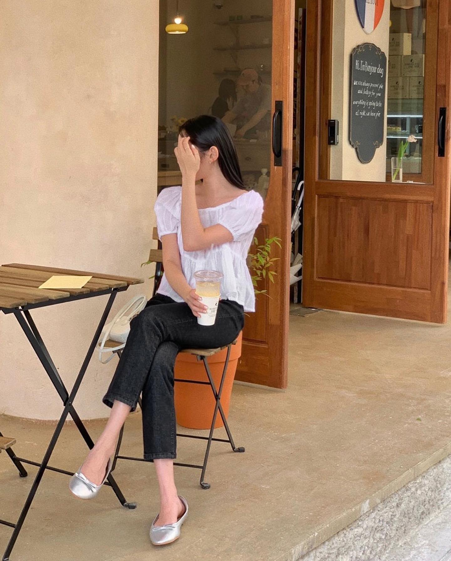 10 cách phối áo trắng với quần đen giúp bạn mặc đẹp trong tích tắc-3