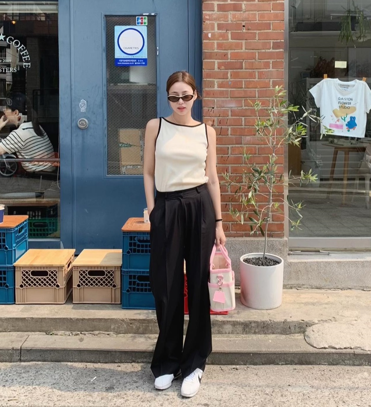 10 cách phối áo trắng với quần đen giúp bạn mặc đẹp trong tích tắc-5