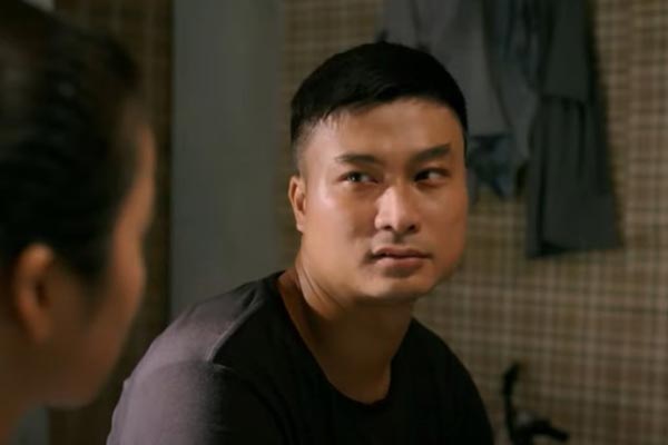 Làng trong phố tập 9: Hoài bị bóc mẽ tằng tịu với sếp giữa xóm trọ-7