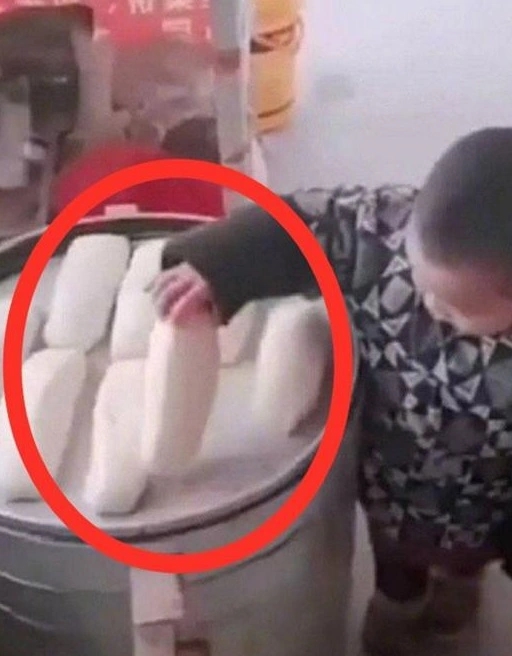 Đồ ăn trong nhà mất bất thường, bố theo dõi thì phát hiện ra bí mật của con trai: Mất đồ nhưng lại tự hào!-1