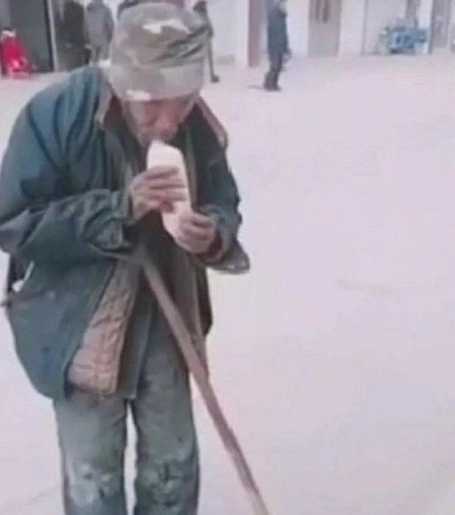 Đồ ăn trong nhà mất bất thường, bố theo dõi thì phát hiện ra bí mật của con trai: Mất đồ nhưng lại tự hào!-3