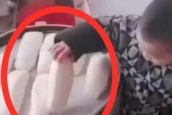 Đồ ăn trong nhà mất bất thường, bố theo dõi thì phát hiện ra bí mật của con trai: Mất đồ nhưng lại tự hào!