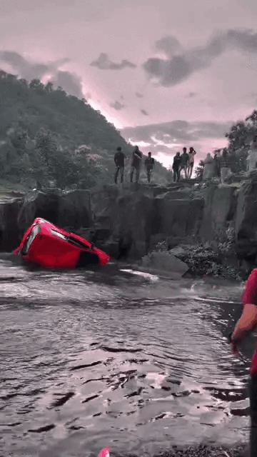 Đưa con đi chơi, bố lao cả ô tô xuống hồ nước, clip hiện trường gây rùng mình với tiếng hét ám ảnh-1