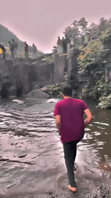 Đưa con đi chơi, bố lao cả ô tô xuống hồ nước, clip hiện trường gây rùng mình với tiếng hét ám ảnh-2