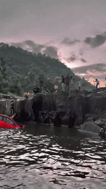 Đưa con đi chơi, bố lao cả ô tô xuống hồ nước, clip hiện trường gây rùng mình với tiếng hét ám ảnh-3