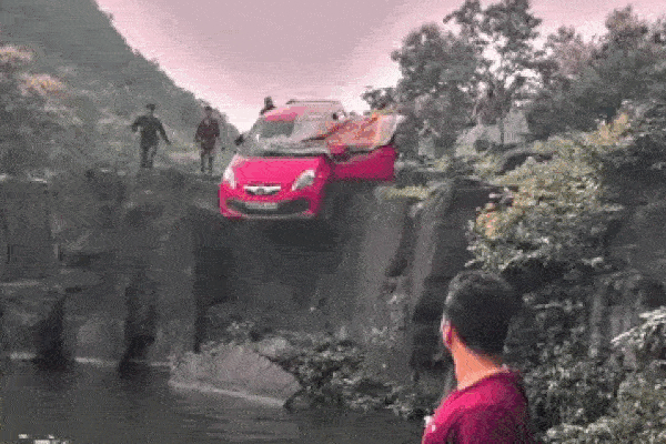 Đưa con đi chơi, bố lao cả ô tô xuống hồ nước, clip hiện trường gây rùng mình với tiếng hét ám ảnh